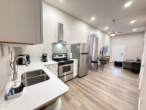 Cookware/dishes/utensils - Stylish 1-BR Hideaway close PIE airport (Clearwater)