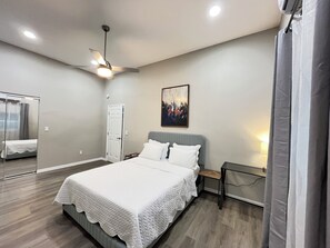 1 室のベッドルーム、デスク、アイロン / アイロン台、WiFi