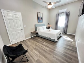1 bedroom, desk, iron/ironing board, WiFi - Stylish 1-BR Hideaway close PIE airport (Clearwater)