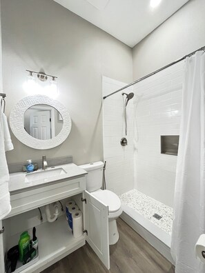 シャワー、ヘアドライヤー、ビデ、タオル