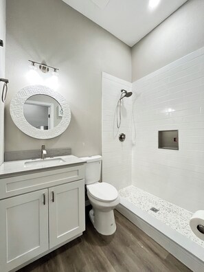 Regadera, secadora de cabello, bidet, toallas