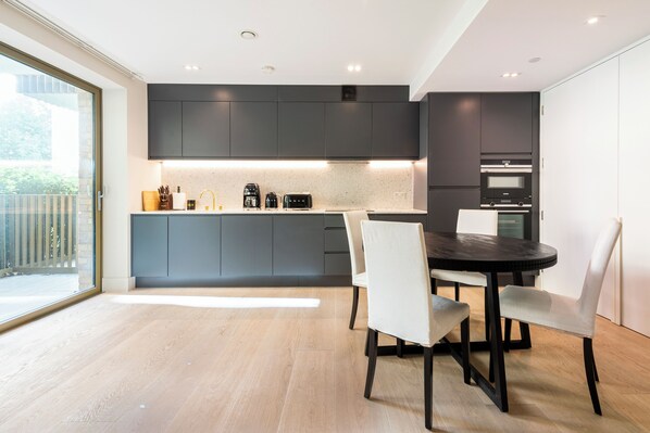 Kühlschrank, Mikrowelle, Ofen, Herdplatte