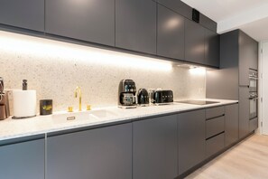 Kühlschrank, Mikrowelle, Ofen, Herdplatte