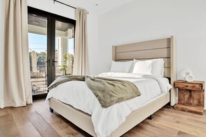 5 bedrooms, iron/ironing board, WiFi, bed sheets - Huge! Modern, 5 bedroom home with the best backyard in all of FORT LAUDERDALE!  (Fort Lauderdale)