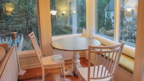 Dining - Walking Distance to Square and Campus, Spacious 5-Bedroom House (Oxford)
