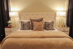 5 bedrooms, iron/ironing board, WiFi, bed sheets - Walking Distance to Square and Campus, Spacious 5-Bedroom House (Oxford)