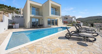 4 bedroom amazing home in Zaboric
