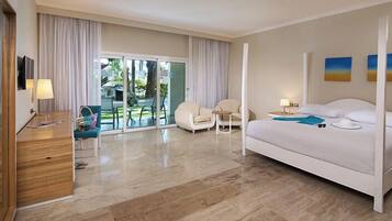 Junior Studio Suite, 1 King Bed | Iron/ironing board, WiFi