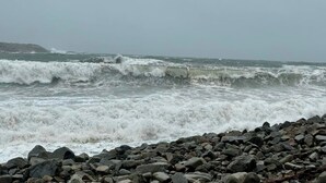 A rocky shoreline with waves crashing onto the rocks. - Peaceful Green Lake Get-A-Way (Ellsworth)