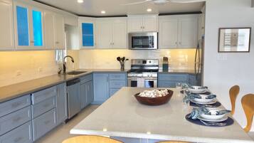 雪櫃、微波爐、焗爐、爐具