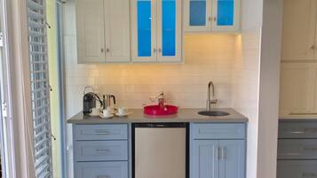 雪櫃、微波爐、焗爐、爐具