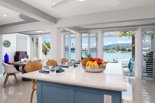 3bdr Stunning Ocean Front Condo, Beach Access, Pool, Solar