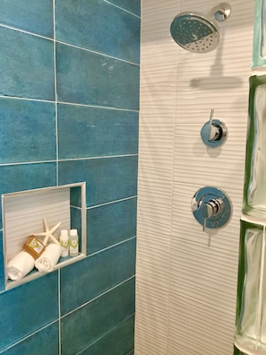Dusche, Haartrockner, Handtücher, Seife