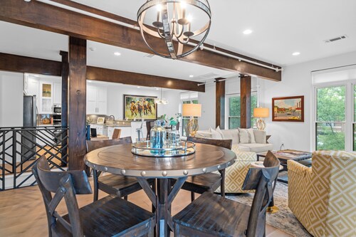The Central Loft: Contemporary Downtown Retreat Along Hot Springs' Bathhouse Row