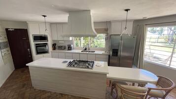 Een koelkast, een magnetron, een oven, een kookplaat