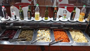 Un buffet proposant une variété de plats et de boissons.