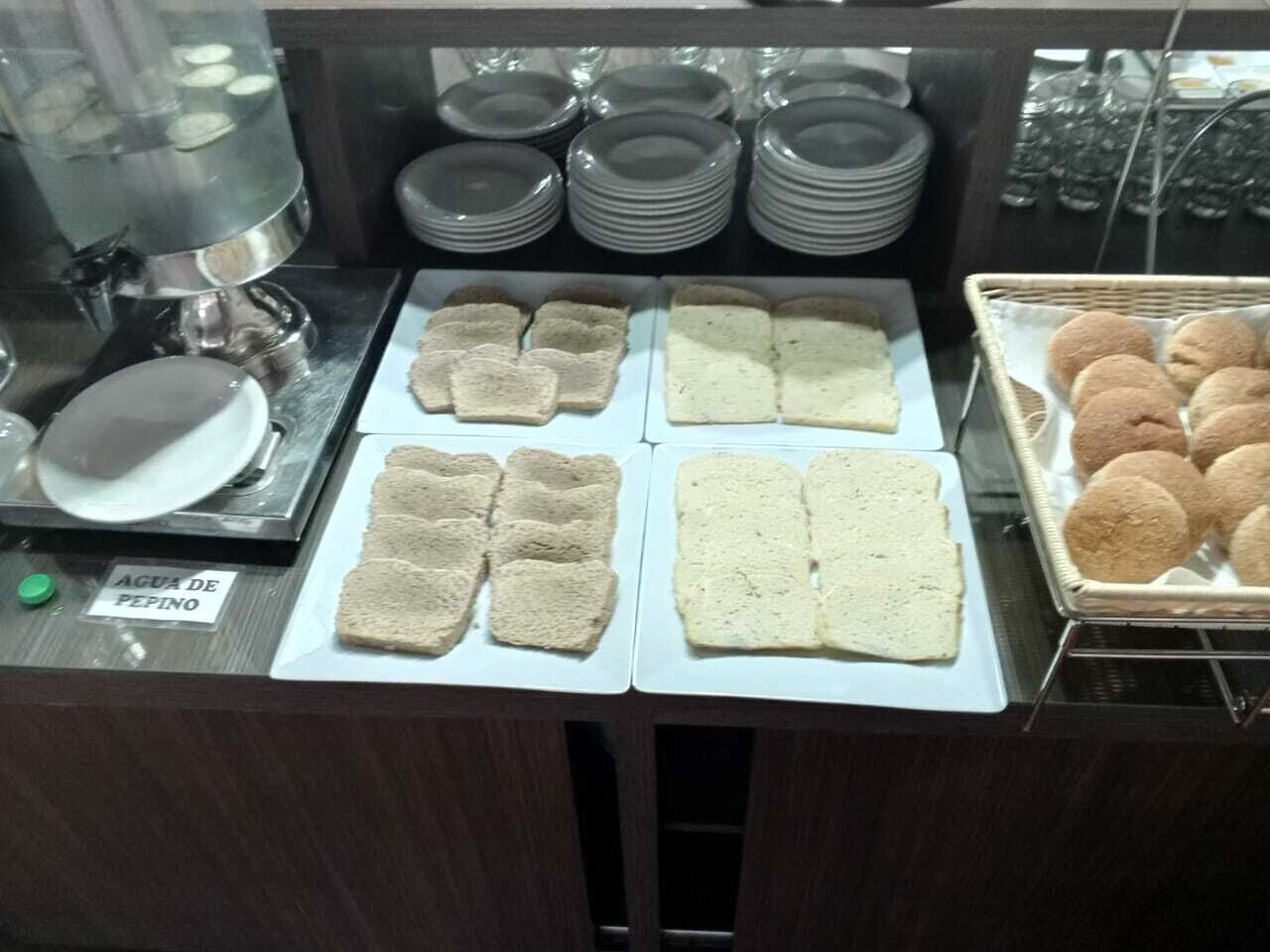 Ein Buffet mit verschiedenen Speisen, darunter Brot und Gebäck.