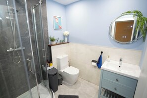 Doccia, asciugacapelli, asciugamani, sapone