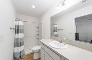 Dusj, hårføner, håndklær og såpe