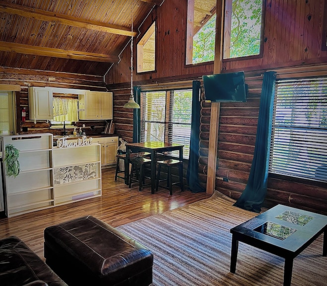 Charming 3-bedroom Cabin In Eucha With Wifi And Firepit - 디즈니