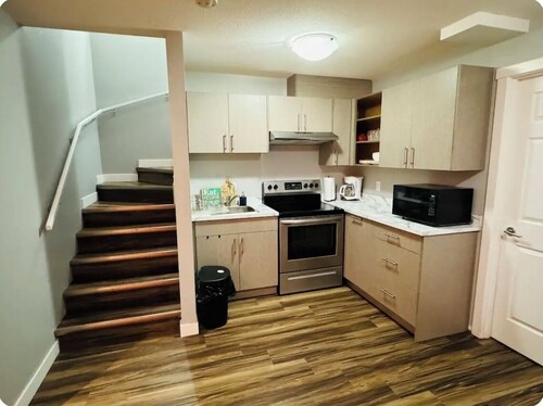 Cozy pace for your stay. Family Friendly, quite neighbourhood 