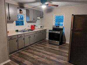 冷蔵庫、電子レンジ、オーブン、コンロ