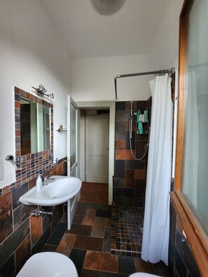 Haartrockner, Handtücher, Seife, Toilettenpapier