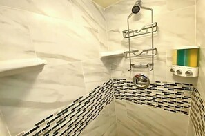 Shower, hair dryer, towels, soap - Panoramic Ocean-View/STEPS FROM BEACH/FreeParking/Best Location in Waikiki (Honolulu)