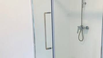 Ducha, secador de pelo, toallas, jabón