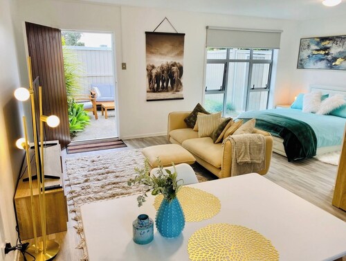 Takapuna Guest House. 
Modern, private self contained.
Stroll to Beach & Shops