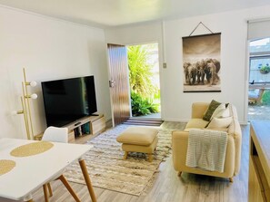 Smart TV - Takapuna Guest House. 
Modern, private self contained.
Stroll to Beach & Shops (Takapuna)