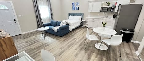 1 bedroom, desk, iron/ironing board, WiFi