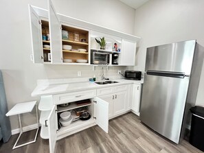 Frigorifero, microonde, piano cottura, macchina per tè/caffè