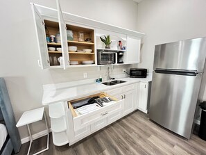 Een koelkast, een magnetron, een kookplaat