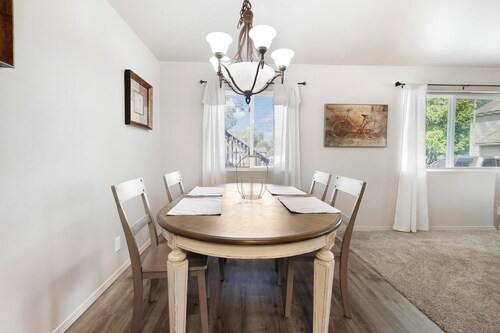 Charming 2-bedroom apartment in fantastic Twin Falls with WiFi, AC