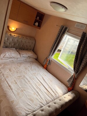 2 bedrooms, iron/ironing board, free WiFi - Adams abodes family home  (Chapel Saint Leonards)