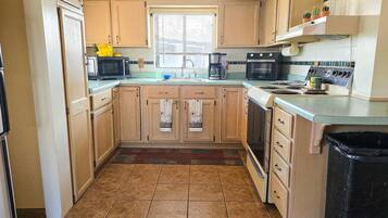 Lemari es besar, microwave, oven, dan kompor