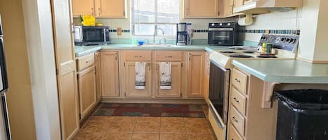 Refrigerador con freezer, microondas, horno, placa de cocina