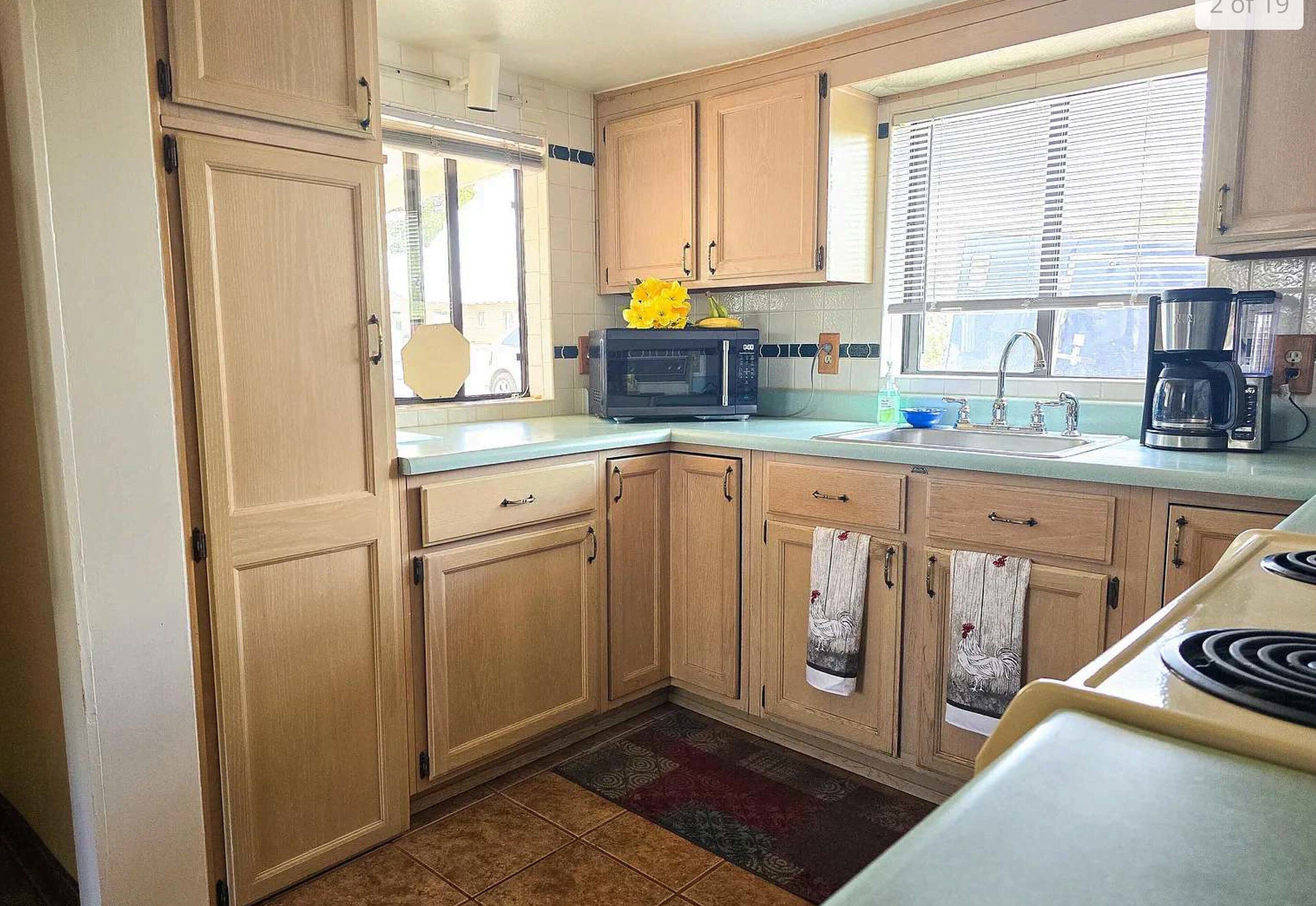 Refrigerador con congelador, microondas, horno y parrilla de estufa 