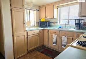 Full-size fridge, microwave, oven, stovetop