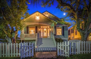 Exterior - Summerwind: Conde Nast Ranked, Heated Pool, 3 Bath, 3 Blocks to Beach (Galveston)