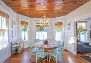 Dining - Summerwind: Heated Pool, 3 Bath, 3 Blocks to Beach (Galveston)