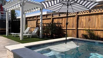 Alberca al aire libre y alberca climatizada