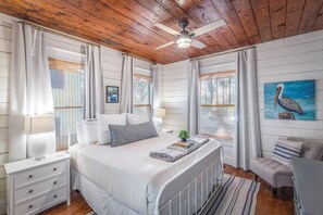 3 bedrooms, iron/ironing board, travel crib, free WiFi - Summerwind: Award Winner! Pool, Firepit & 3 Blocks to Beach (Galveston)
