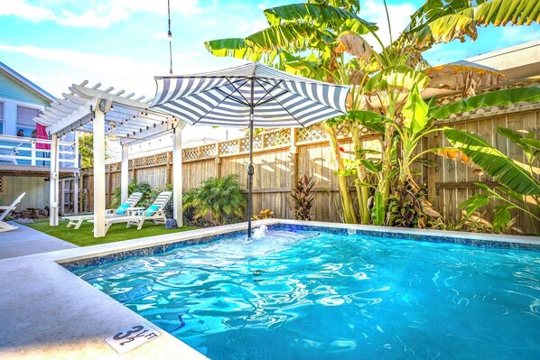 Outdoor pool, a heated pool - Summerwind: Heated Pool, 3 Bath, 3 Blocks to Beach (Galveston)