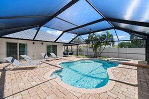 Alberca al aire libre y alberca climatizada
