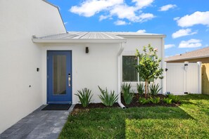 Exterior - Fully Updated 4BR Home w/ Screened Pool & Spa (Naples)