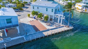 Une propriété située au bord de l’eau, dotée d’un quai, d’un patio couvert et d’un espace piscine.