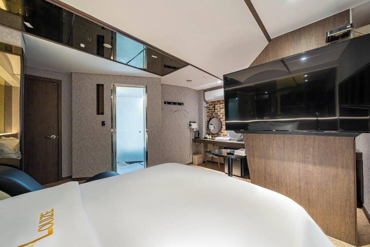 Desk, laptop workspace, free WiFi