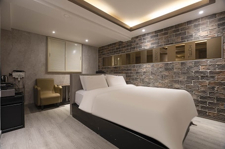 Deluxe Double Room | Desk, laptop workspace, free WiFi